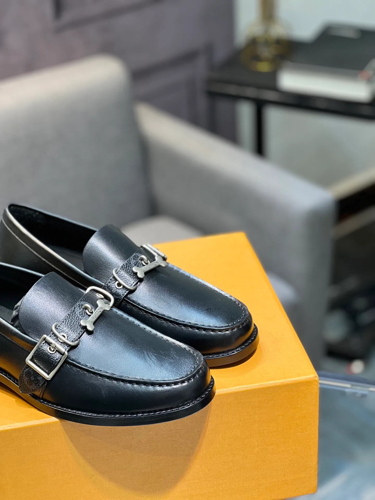 Men's shoes 💰960 LV top luxury brand, high-quality men's business formal leather shoes, imported genuine leather soles! Customized imported leather, the first layer of open-edge beaded lacquered cowhide, the texture is incomparable, the imported cowhide lining, high-end high-end shoes, don't miss it! size:39-44 (Male 38 45 46 customized)